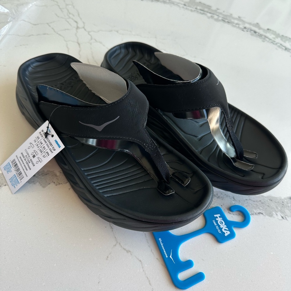 HOKA Ora Recovery Flip NWT in black